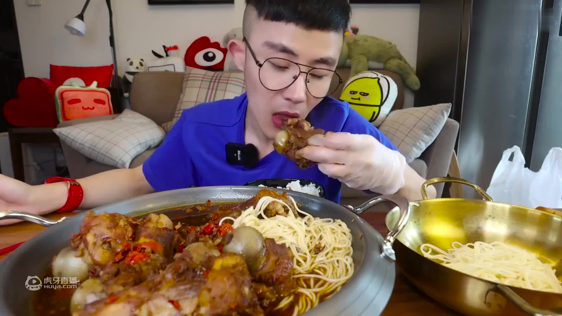 深夜嗨吃烧烤，在我饥肠辘辘的情况下啃一顿烧烤，太爽啦！还研究了一份新的烧烤吃法～中式塔可！真的是满足