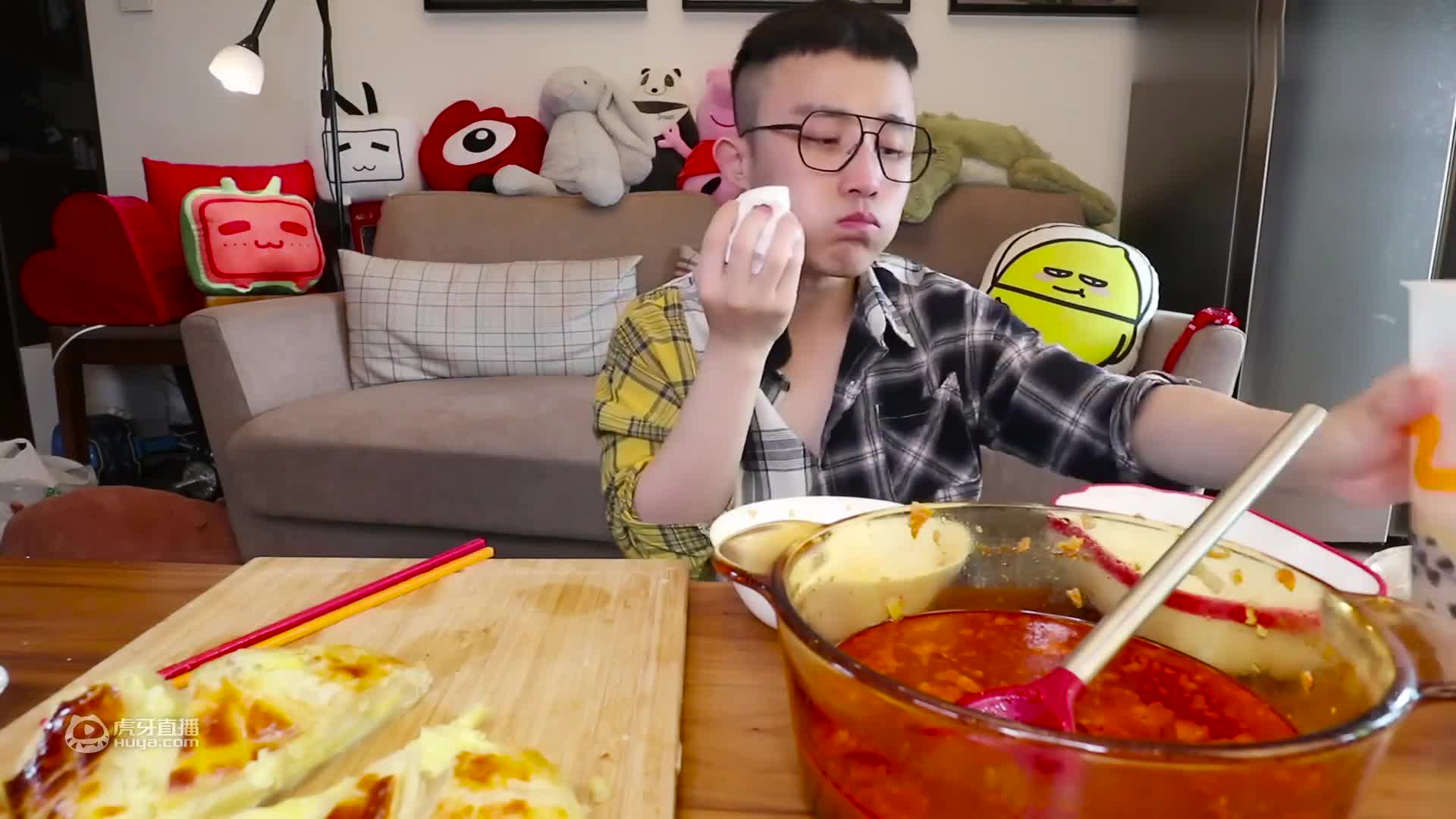 深夜嗨吃烧烤，在我饥肠辘辘的情况下啃一顿烧烤，太爽啦！还研究了一份新的烧烤吃法～中式塔可！真的是满足