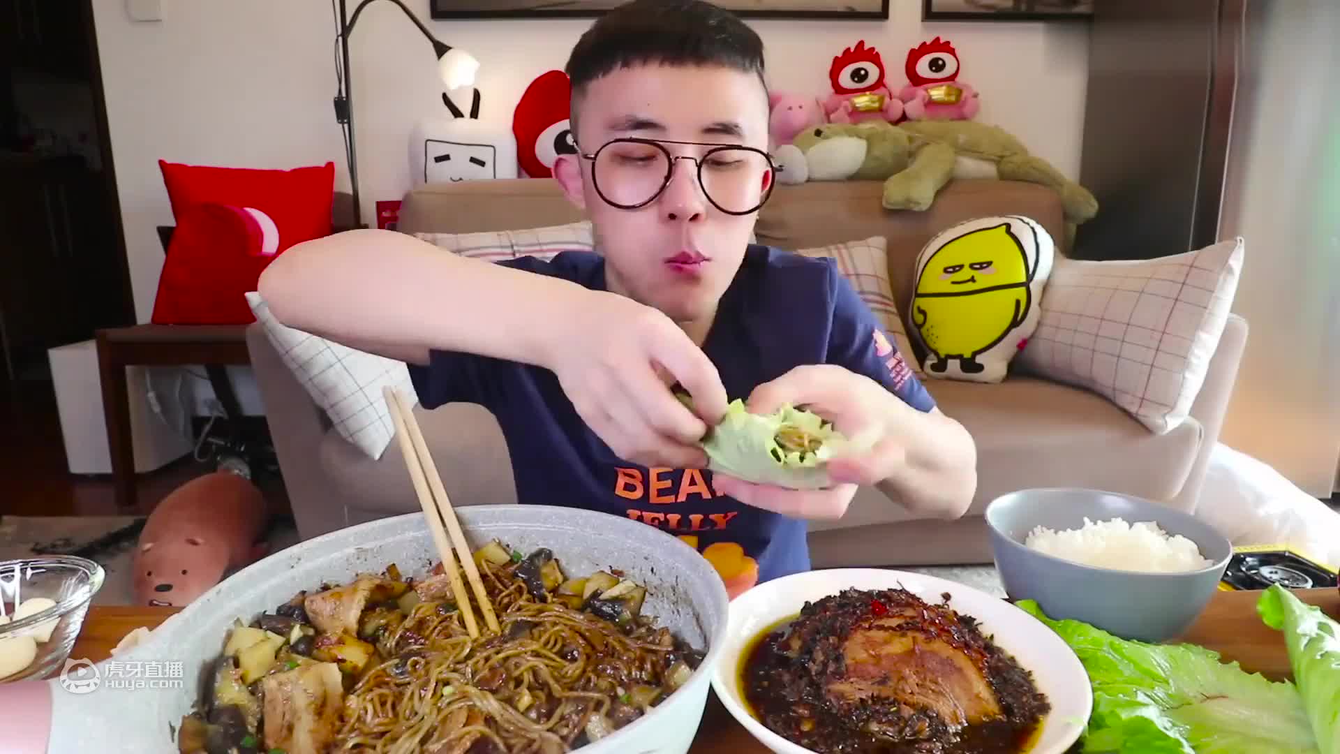 深夜嗨吃烧烤，在我饥肠辘辘的情况下啃一顿烧烤，太爽啦！还研究了一份新的烧烤吃法～中式塔可！真的是满足