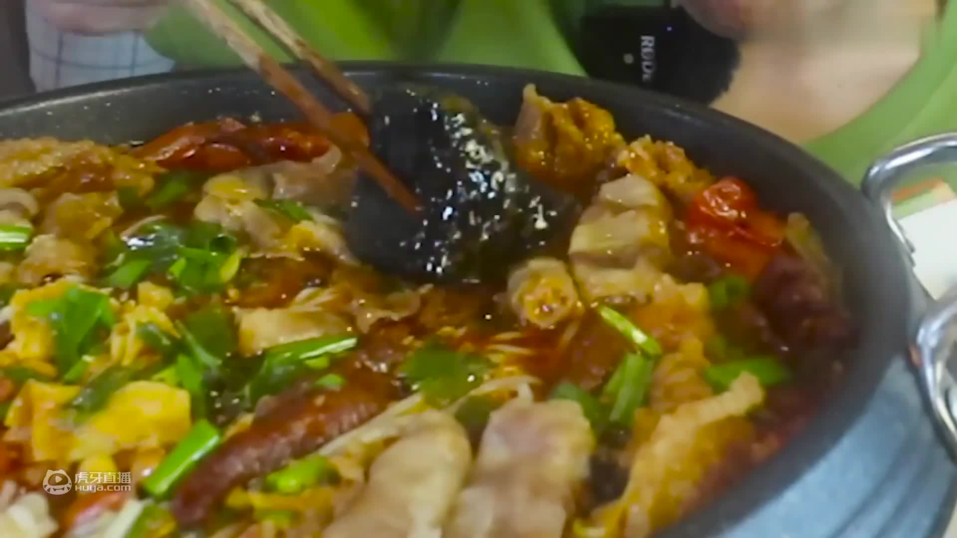 深夜嗨吃烧烤，在我饥肠辘辘的情况下啃一顿烧烤，太爽啦！还研究了一份新的烧烤吃法～中式塔可！真的是满足