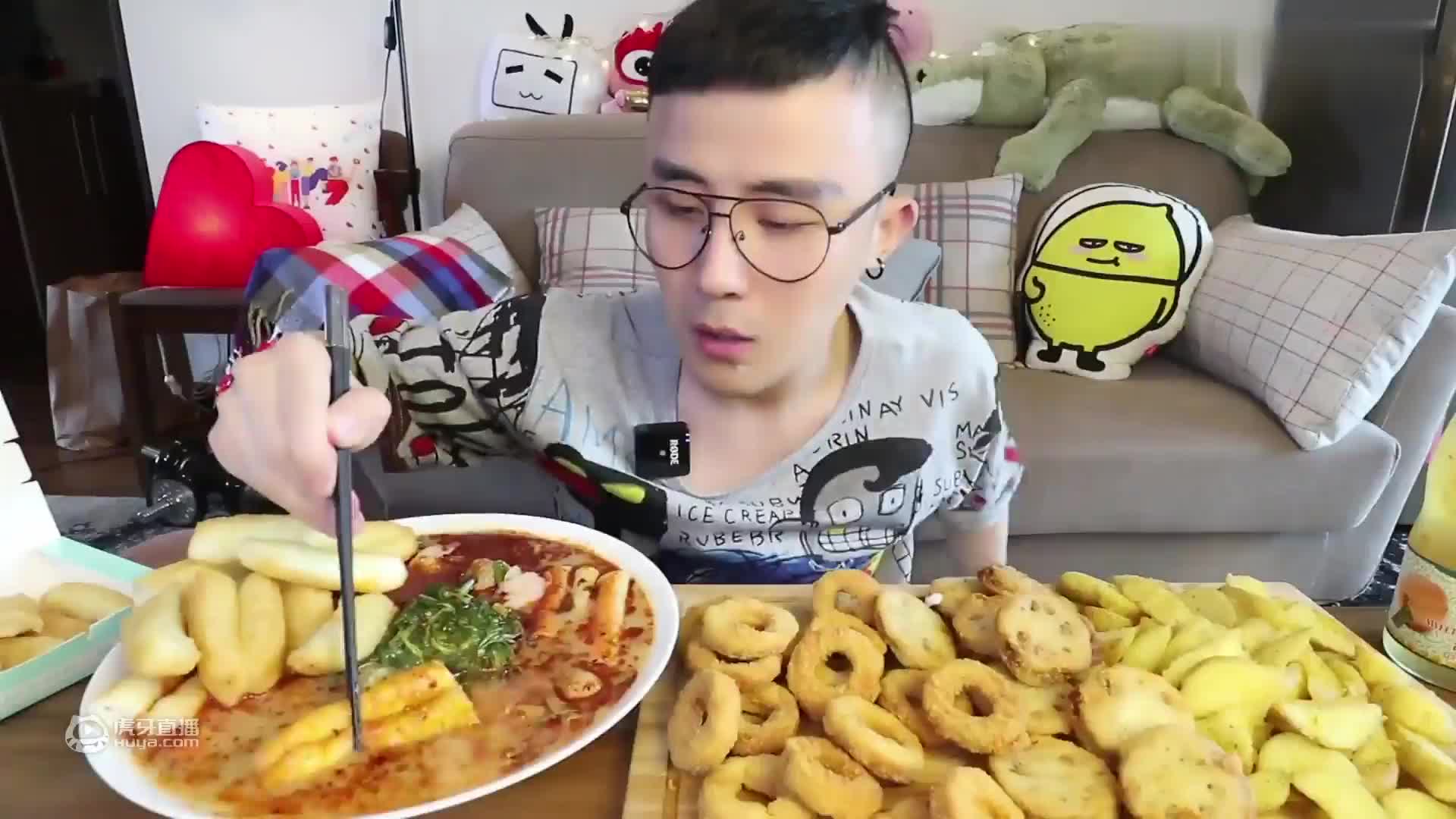 深夜嗨吃烧烤，在我饥肠辘辘的情况下啃一顿烧烤，太爽啦！还研究了一份新的烧烤吃法～中式塔可！真的是满足