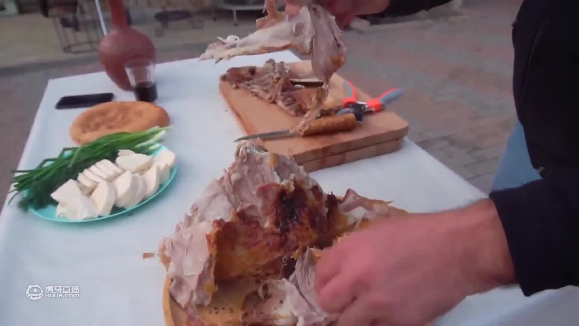 硬核高加索大叔用砖头搭炉子烤羊肋排，料理一整只羊给家人们吃