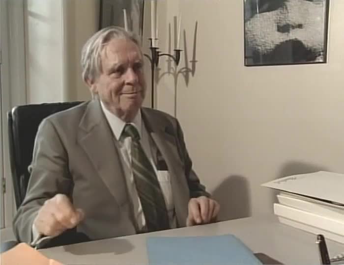 人前是风光老板，人后睡地下室啃面包