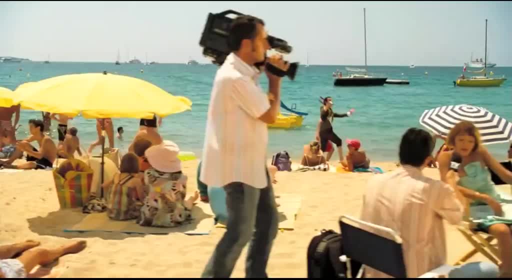 窝在沙发看憨豆！笑到打鸣！