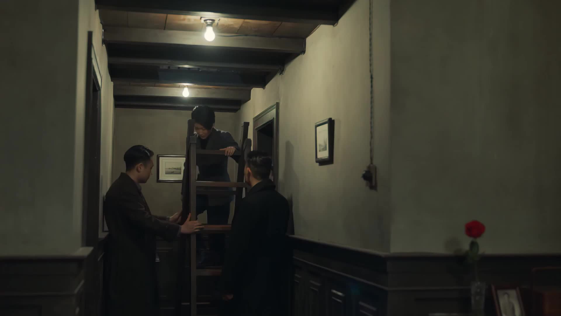 电话亭一枪定生死！张志坚靳东台词交锋太绝