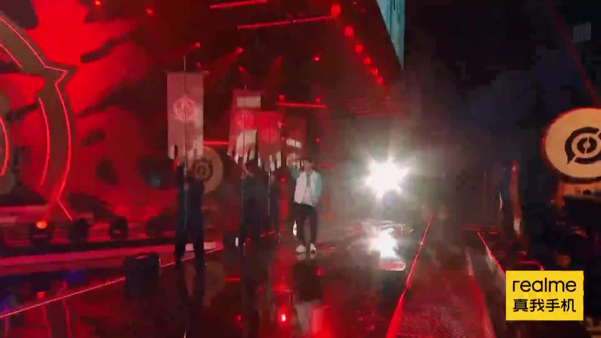 帅哥美女怎么连打游戏都这么厉害呀