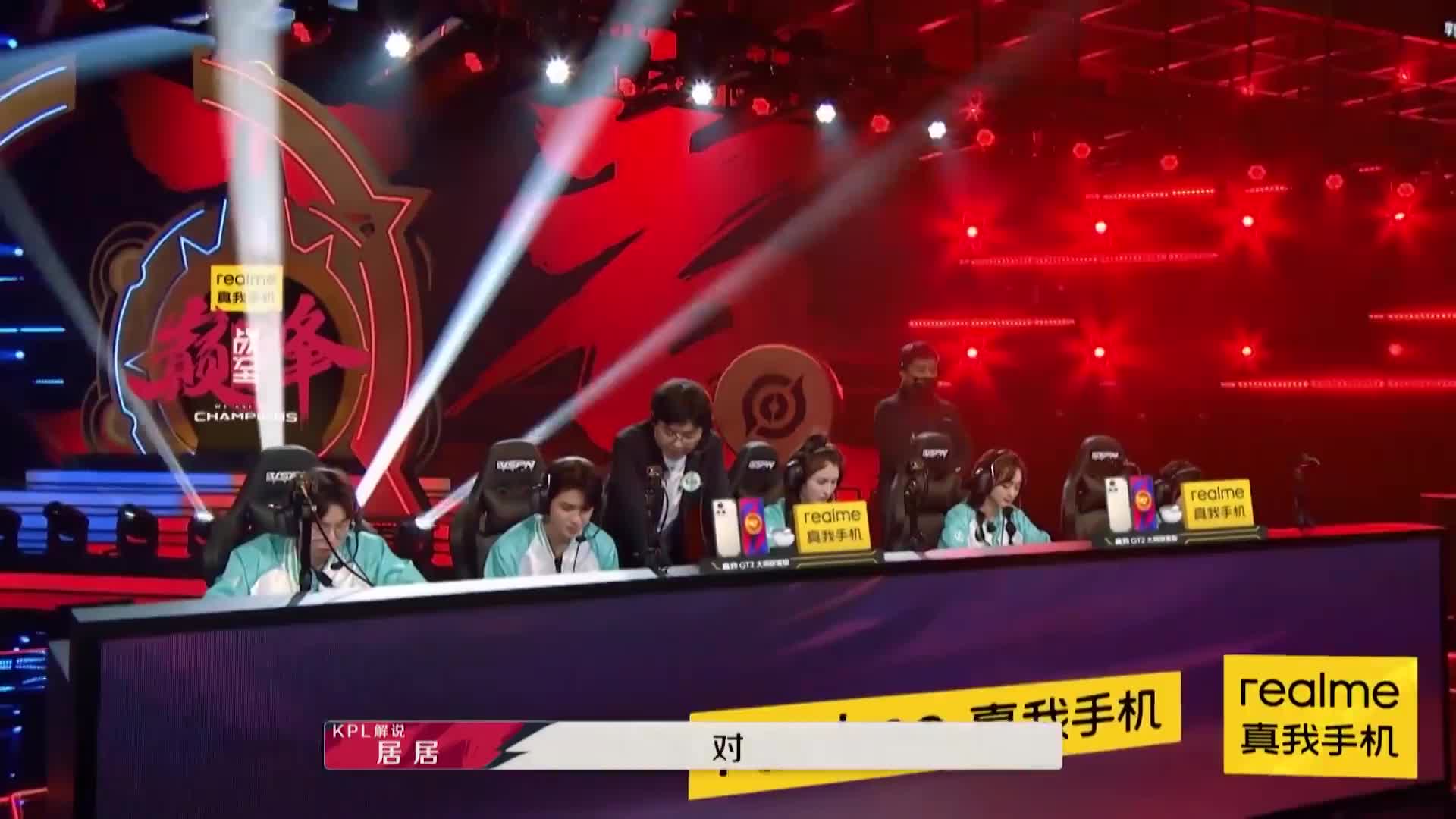 帅哥美女怎么连打游戏都这么厉害呀