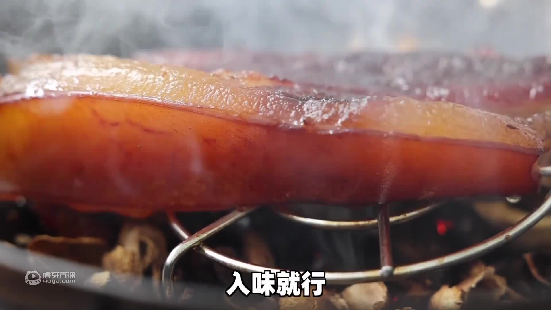 某大户人家阳台晾肉20斤，被不速之客偷吃，却毫不生气。。