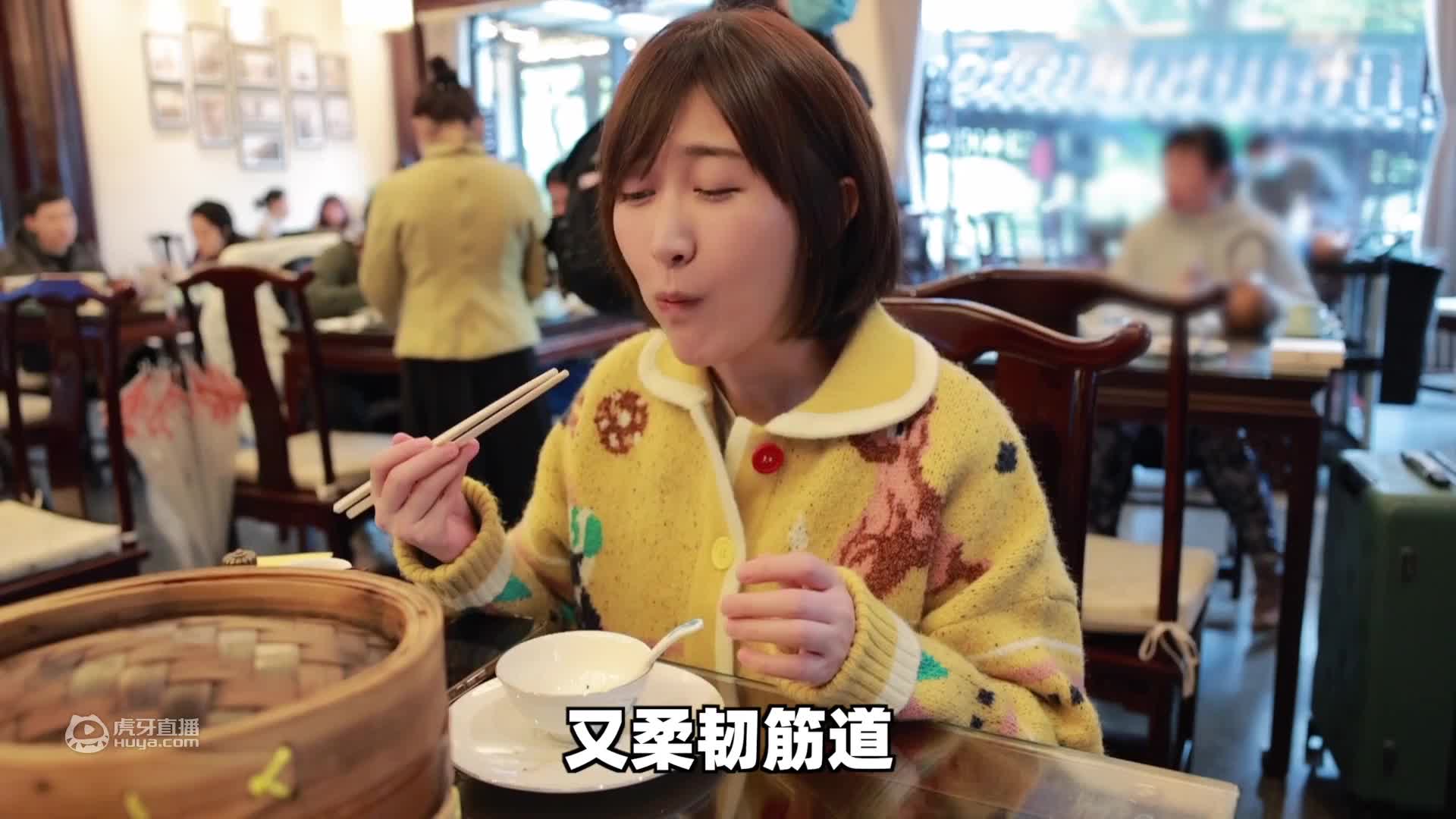 某大户人家阳台晾肉20斤，被不速之客偷吃，却毫不生气。。