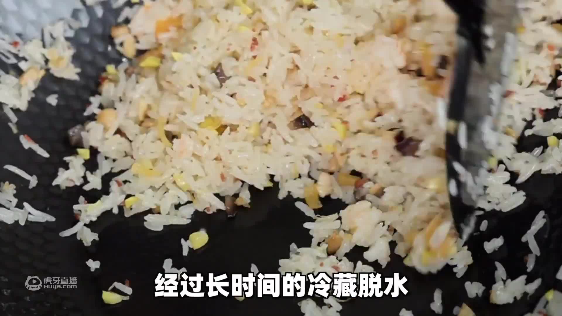 某大户人家阳台晾肉20斤，被不速之客偷吃，却毫不生气。。