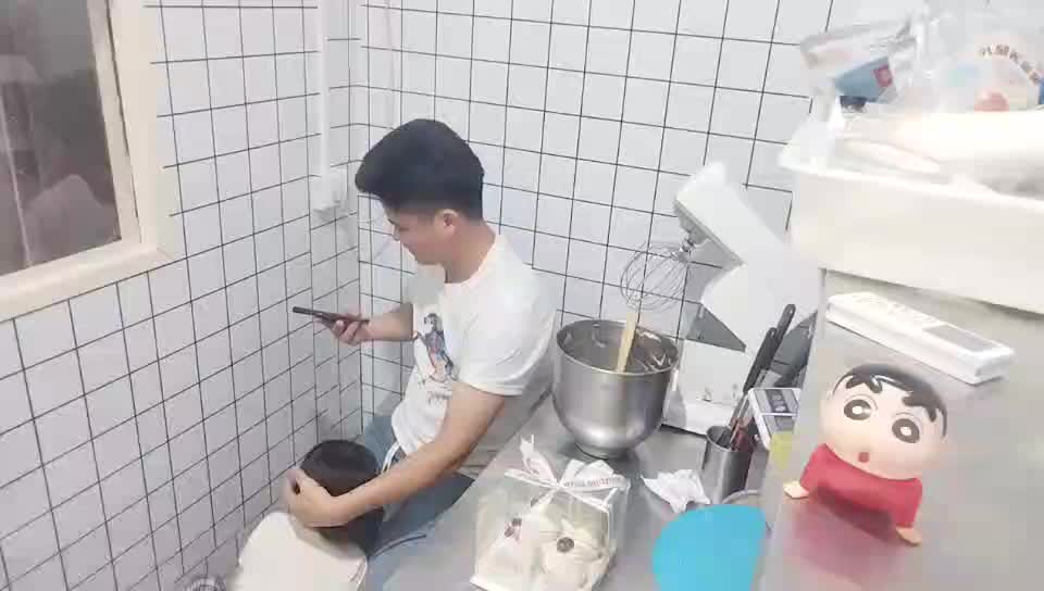 炎炎夏日做蛋糕的小喜子