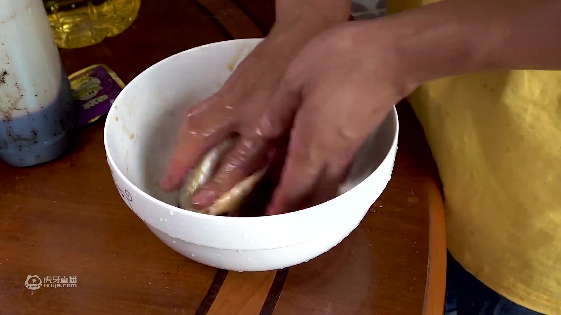 华农兄弟：兄弟来我家，看他最近胖了，烤健身鸡给他吃