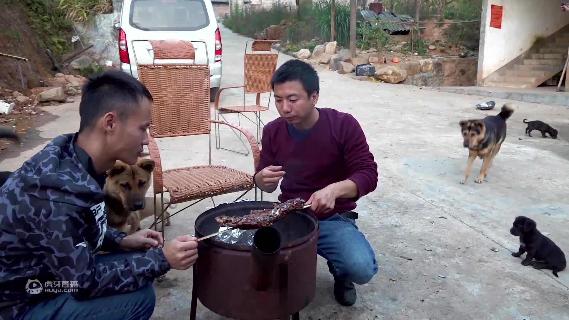 华农兄弟：兄弟来我家，看他最近胖了，烤健身鸡给他吃