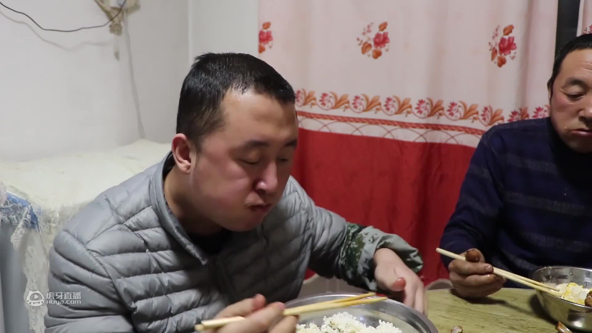 天仓吃饺子，一把韭菜，60块钱肉馅，煮了2锅水饺，差点吃光