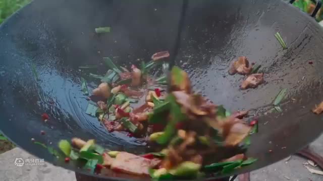 秋妹感冒好了，安排一个超麻辣火锅，涮点毛肚黄喉巴适得板