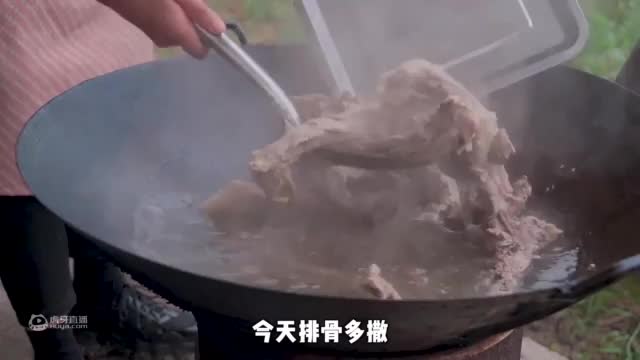 秋妹感冒好了，安排一个超麻辣火锅，涮点毛肚黄喉巴适得板