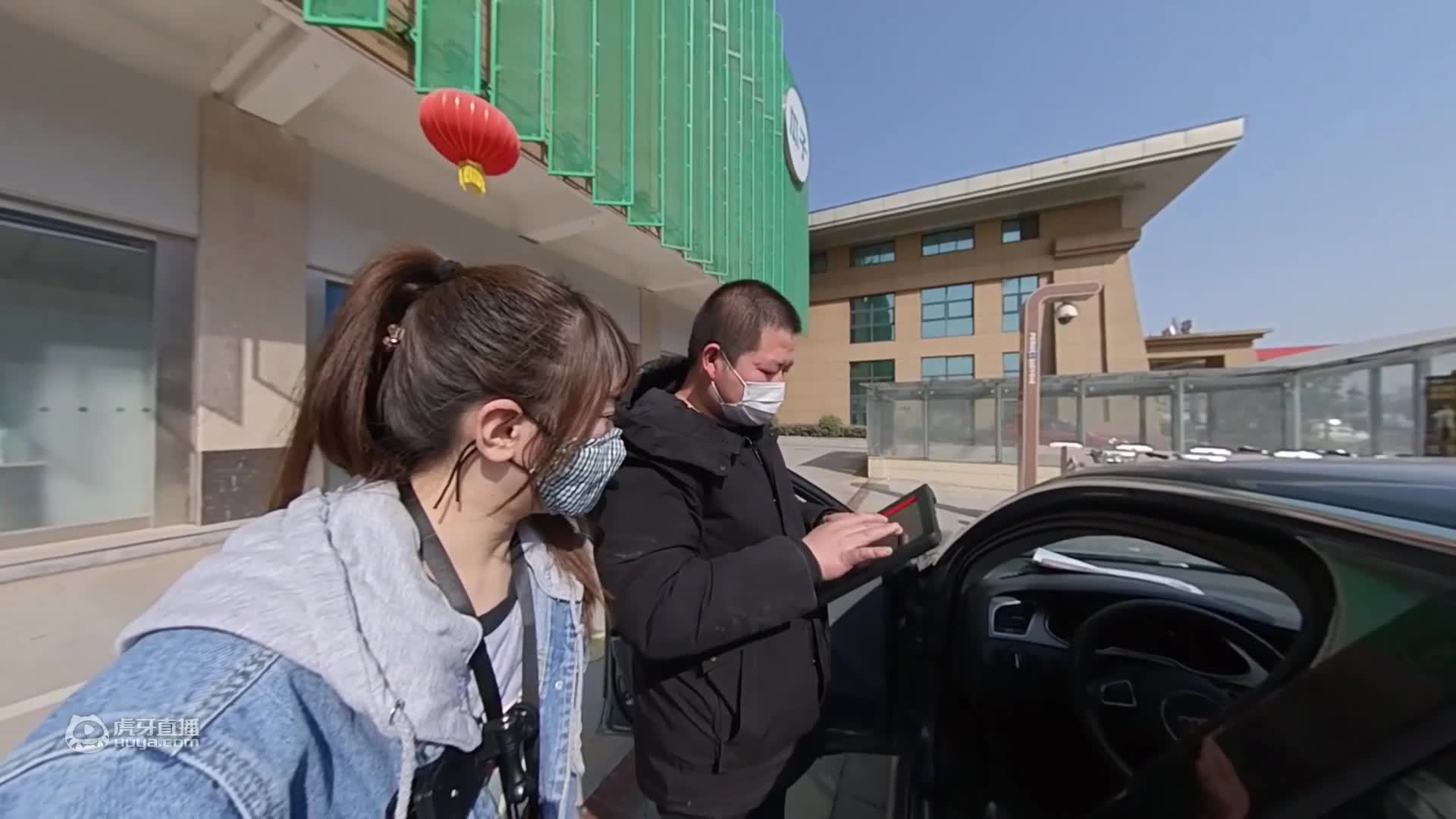 妹子第一次在花18萬買的房車?yán)镞^夜，還沒睡著就起來了，太尷尬