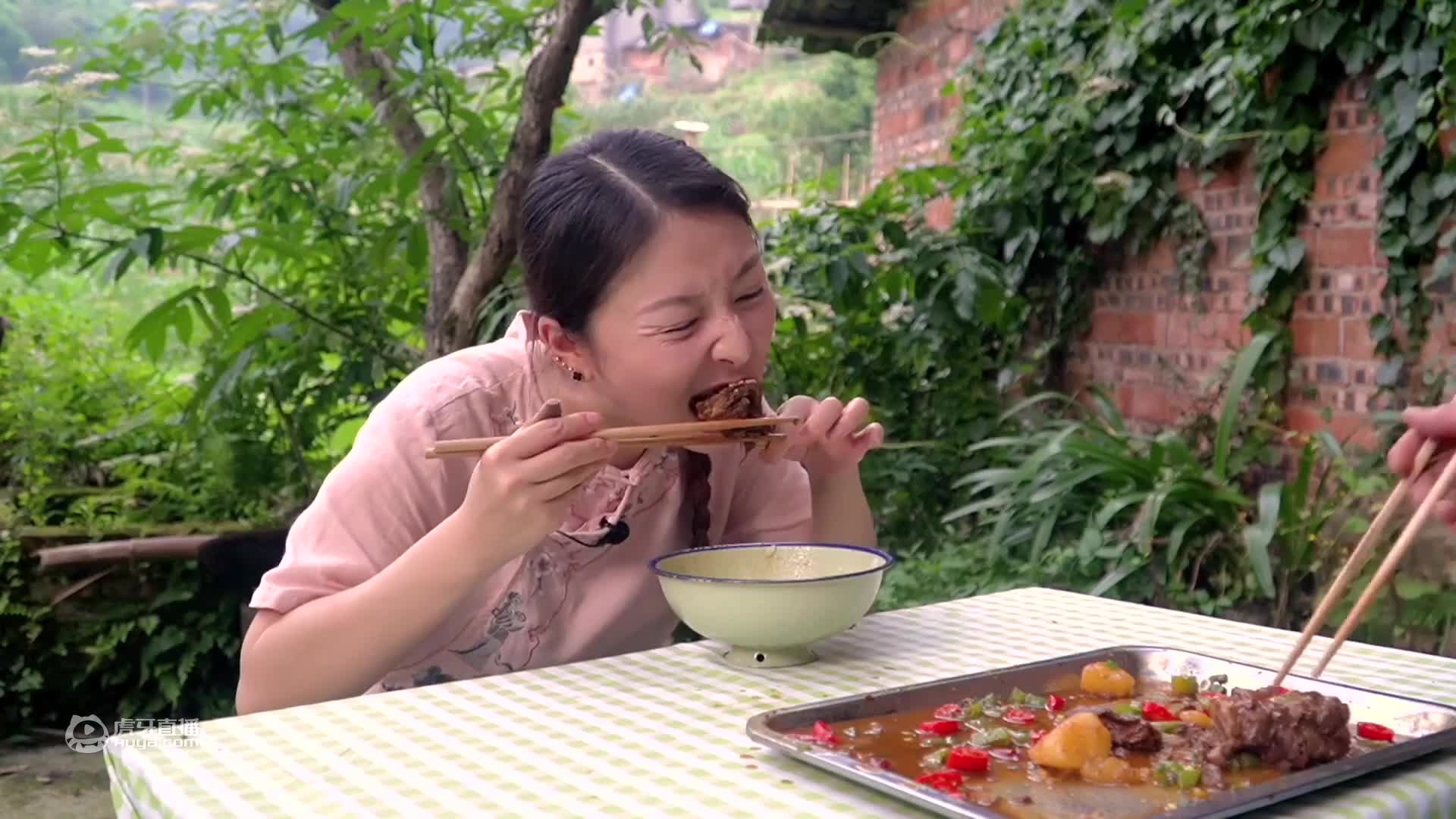 小雨和金老师打牌输了,气得做一锅尖椒肥肠，香辣脆嫩吃过瘾了