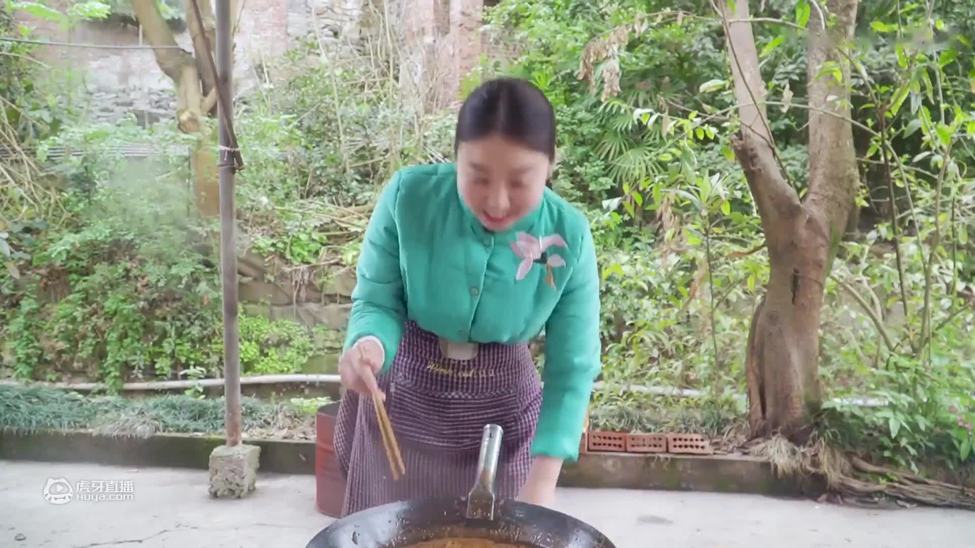 小雨和金老师打牌输了,气得做一锅尖椒肥肠，香辣脆嫩吃过瘾了