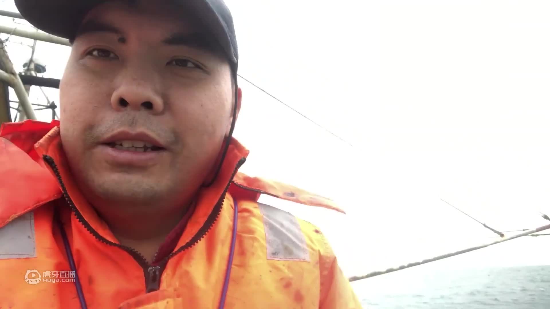 老张抓到两只大蟹王，两只手都拿不过来，据说还是一公一母两蟹王