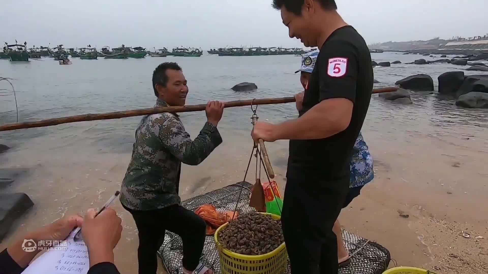 牛人赶海，无氧深潜海底伏击铁甲巨鲳！浮潜横渡2500米爆打鱼群！