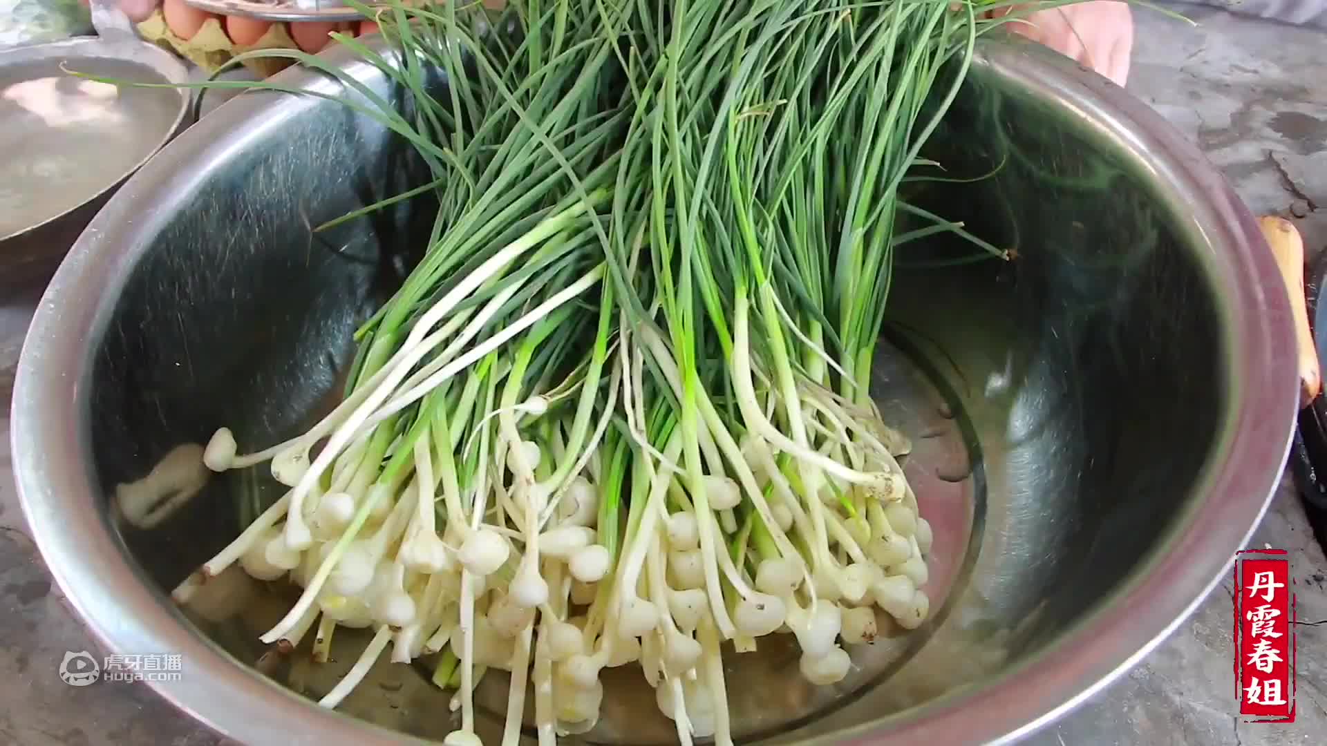春姐做火遍大街小巷的炸串，农村小院里喝着啤酒撸着串，太舒服了
