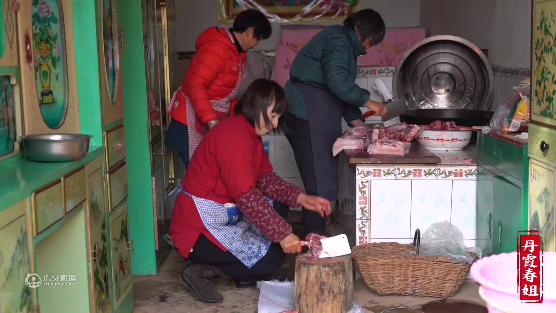 春姐做火遍大街小巷的炸串，农村小院里喝着啤酒撸着串，太舒服了