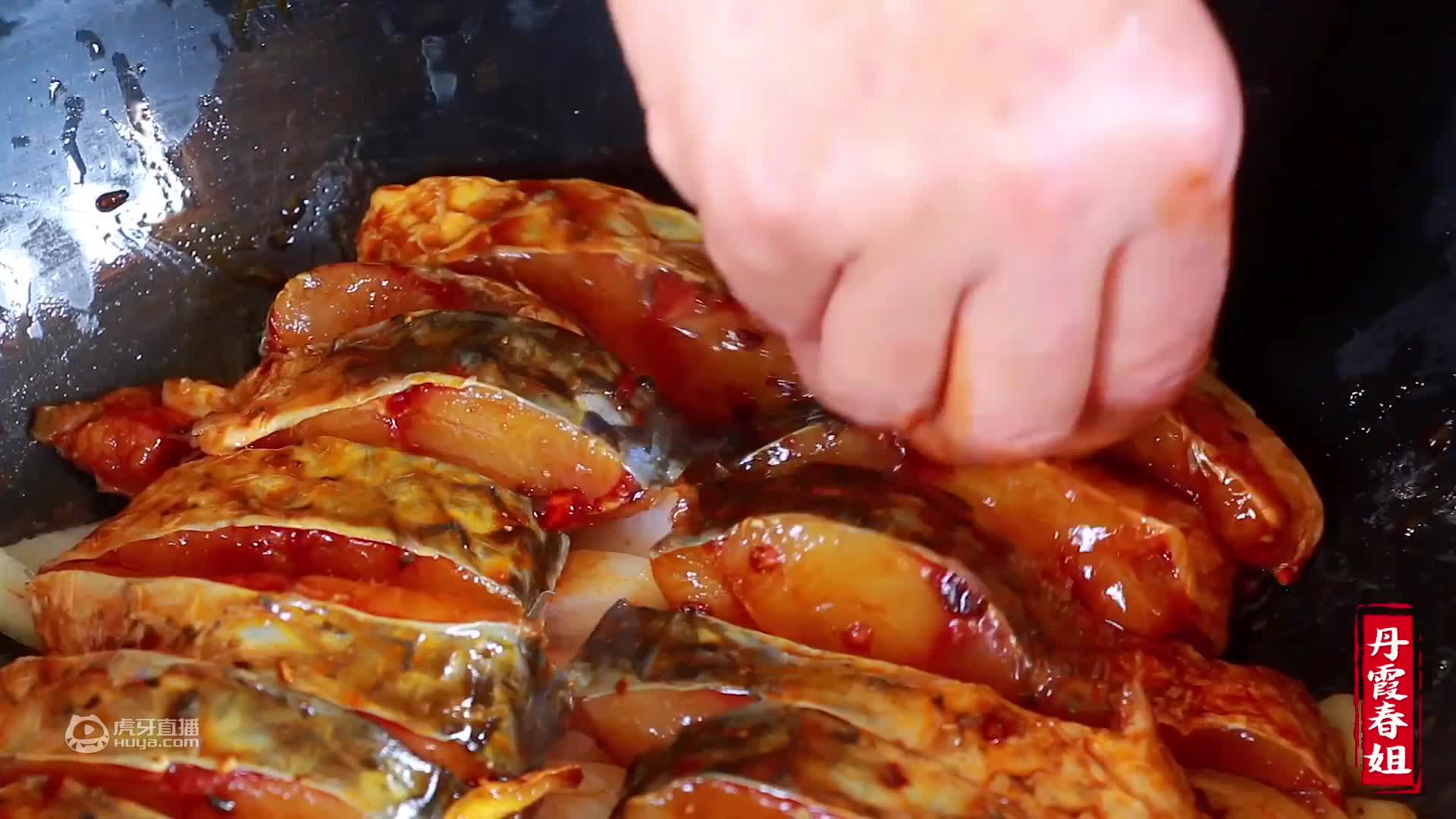 春姐做火遍大街小巷的炸串，农村小院里喝着啤酒撸着串，太舒服了