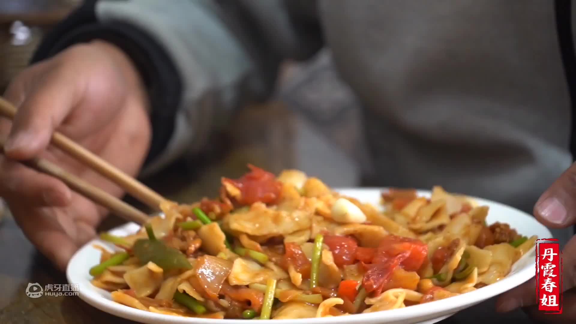 春姐做火遍大街小巷的炸串，农村小院里喝着啤酒撸着串，太舒服了