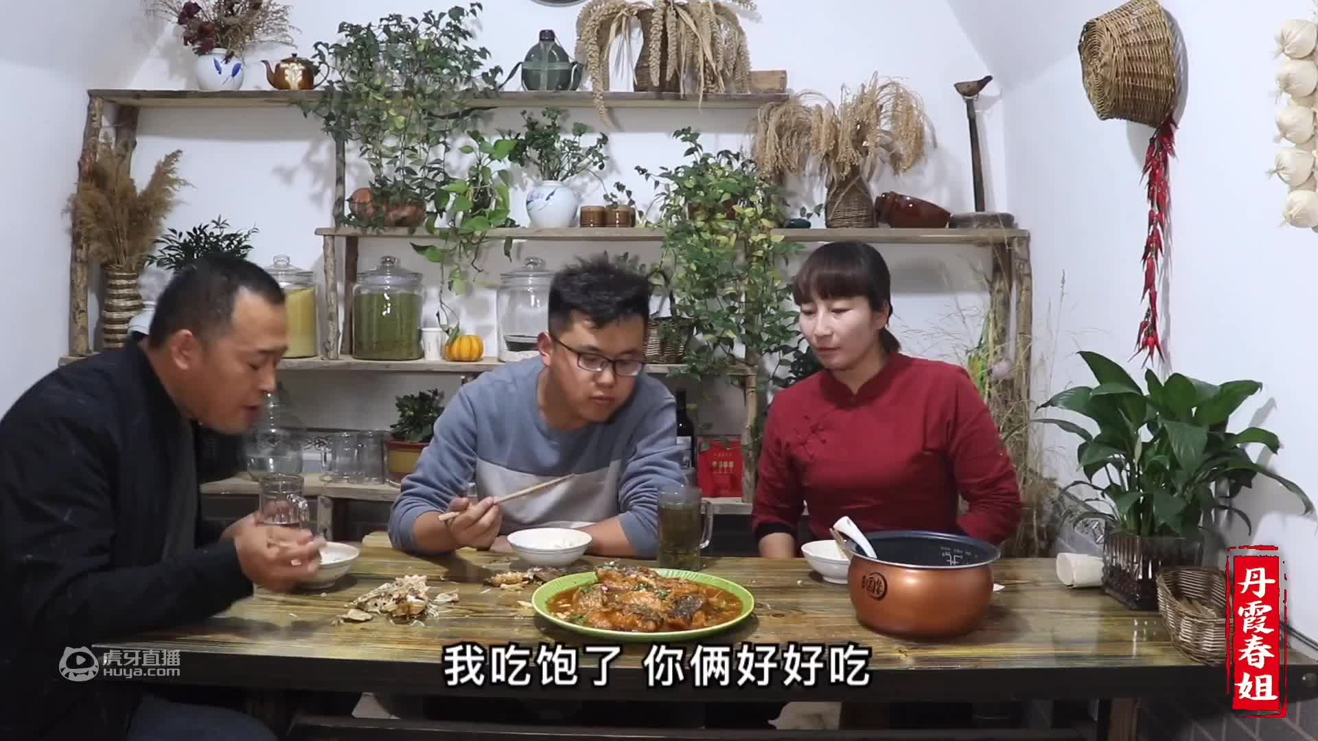 春姐做火遍大街小巷的炸串，农村小院里喝着啤酒撸着串，太舒服了