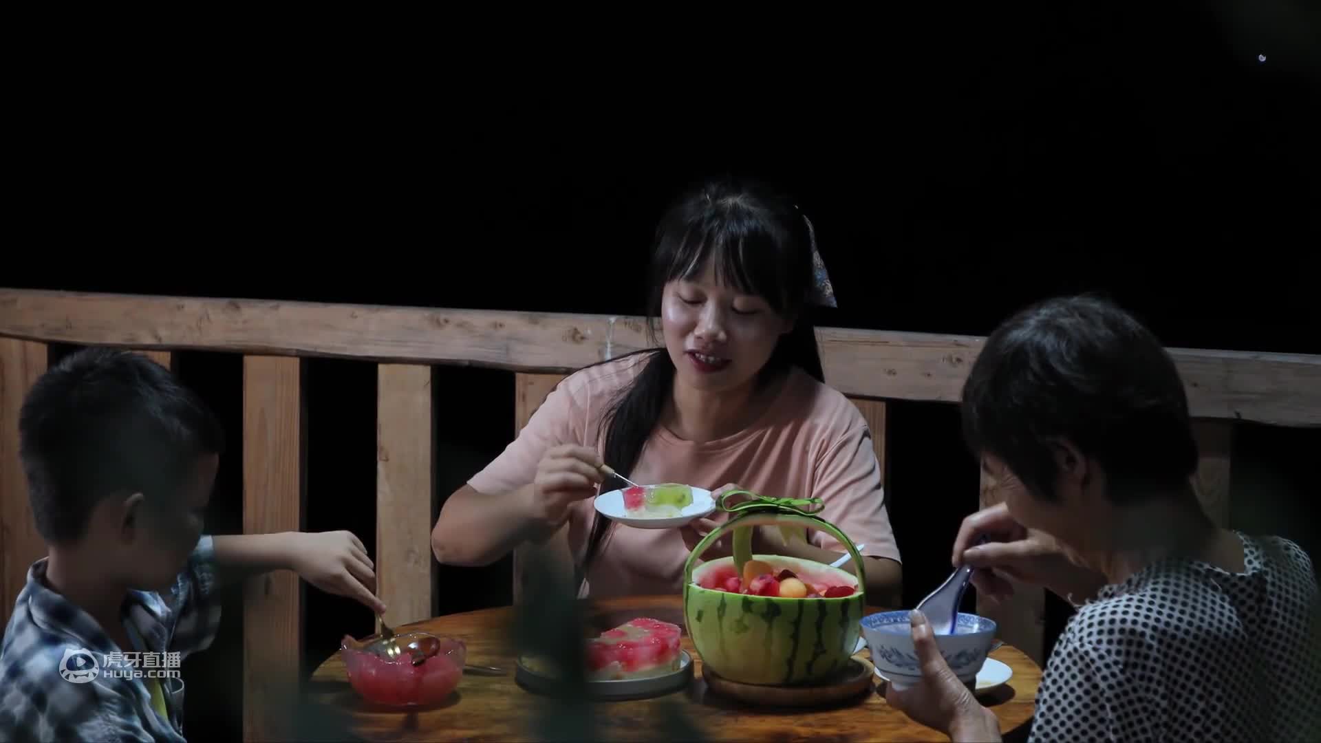 闻着花香味，在悬崖边找了美味的食材
