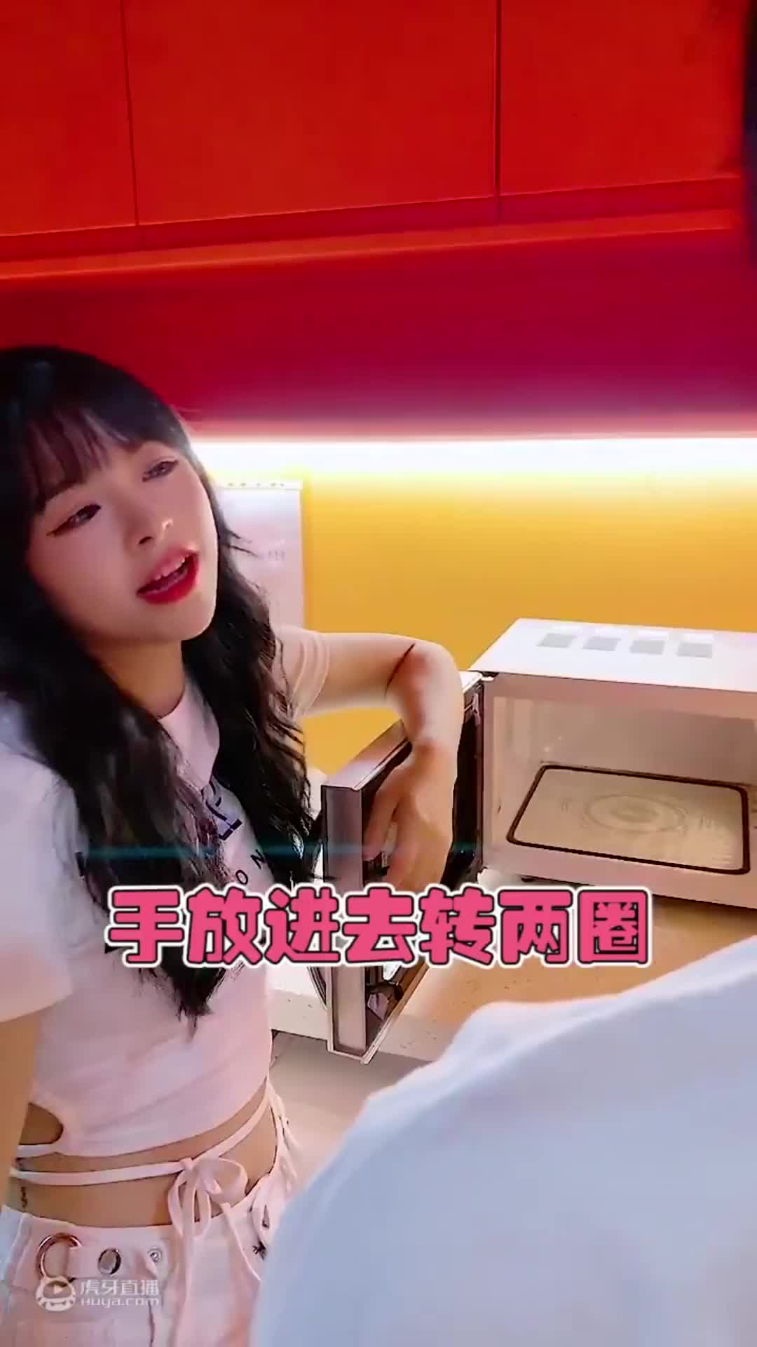 穿松的旧T恤，拿来吧你！剪两刀秒变纯欲风连衣裙！