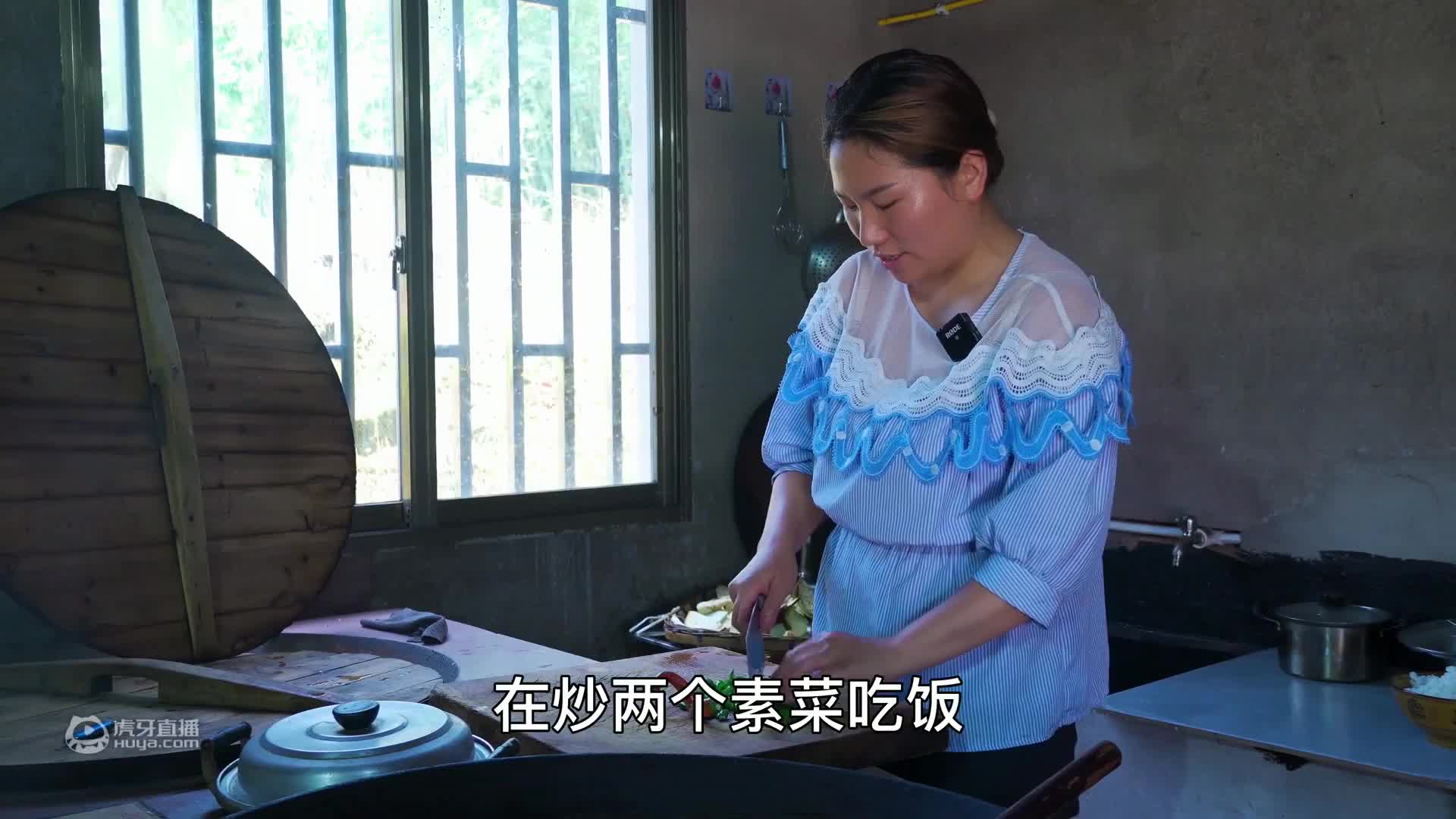 小玉红烧一盆羊腿，明二哥和岳父喝得烂醉如泥，还称兄道弟起来了