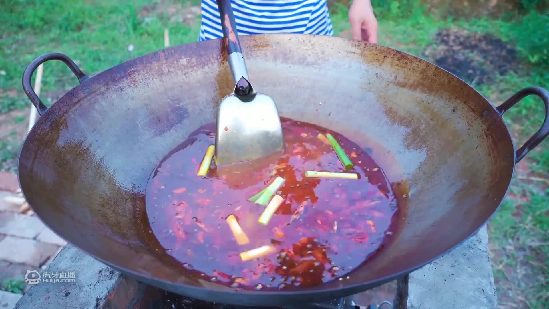 小玉红烧一盆羊腿，明二哥和岳父喝得烂醉如泥，还称兄道弟起来了