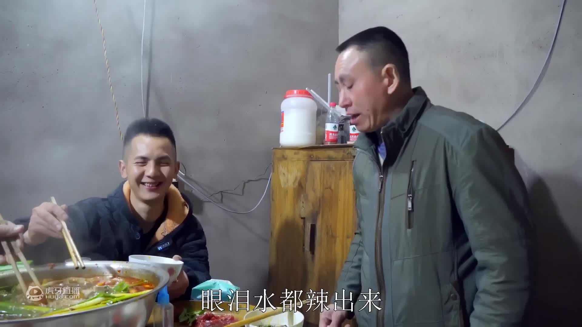 小玉红烧一盆羊腿，明二哥和岳父喝得烂醉如泥，还称兄道弟起来了