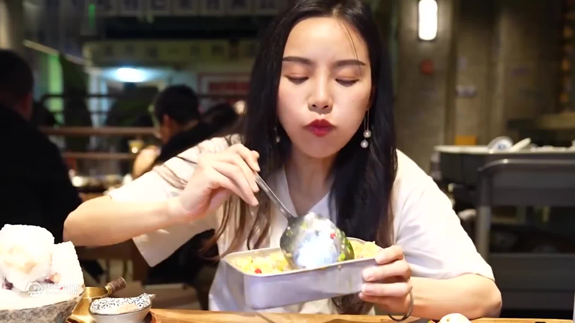 满满红油的饺子配酥酥的玉兰饼【小陆的陆吃】