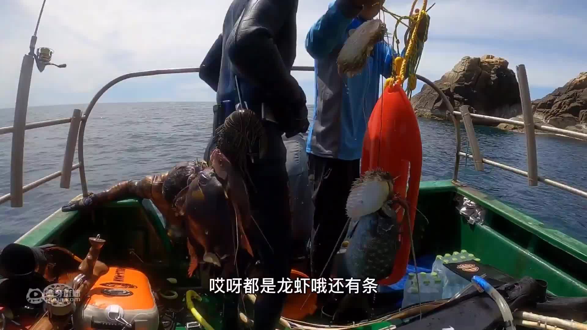 荒岛潜水，小伙潜水捕获金枪鱼和龙虾，船上的人瞬间沸腾起来