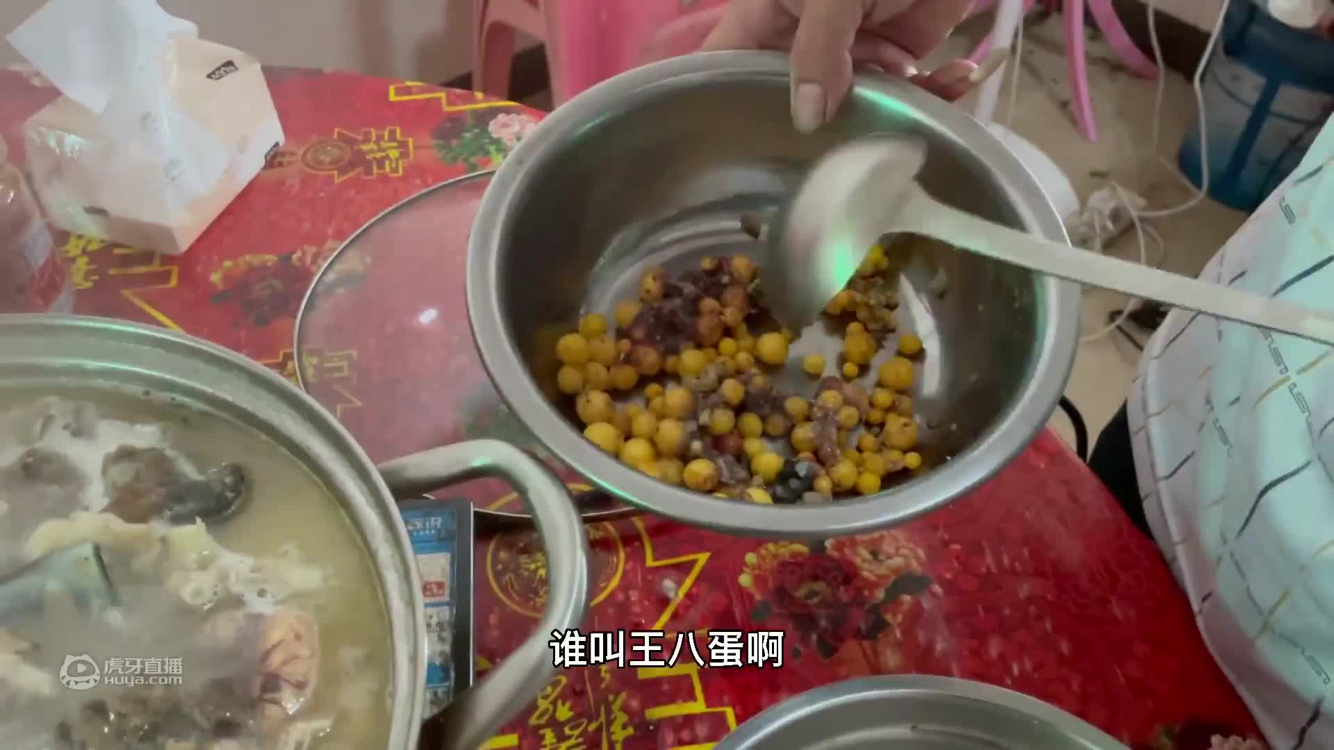 荒岛潜水，小伙潜水捕获金枪鱼和龙虾，船上的人瞬间沸腾起来