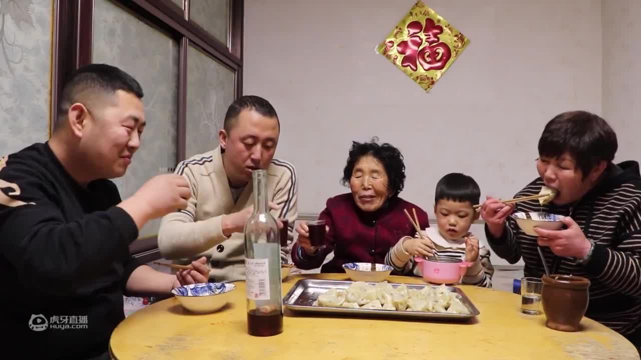 大彭晓鹏来了，老段做东北农家一锅出，贴带馅大饼子，好开心