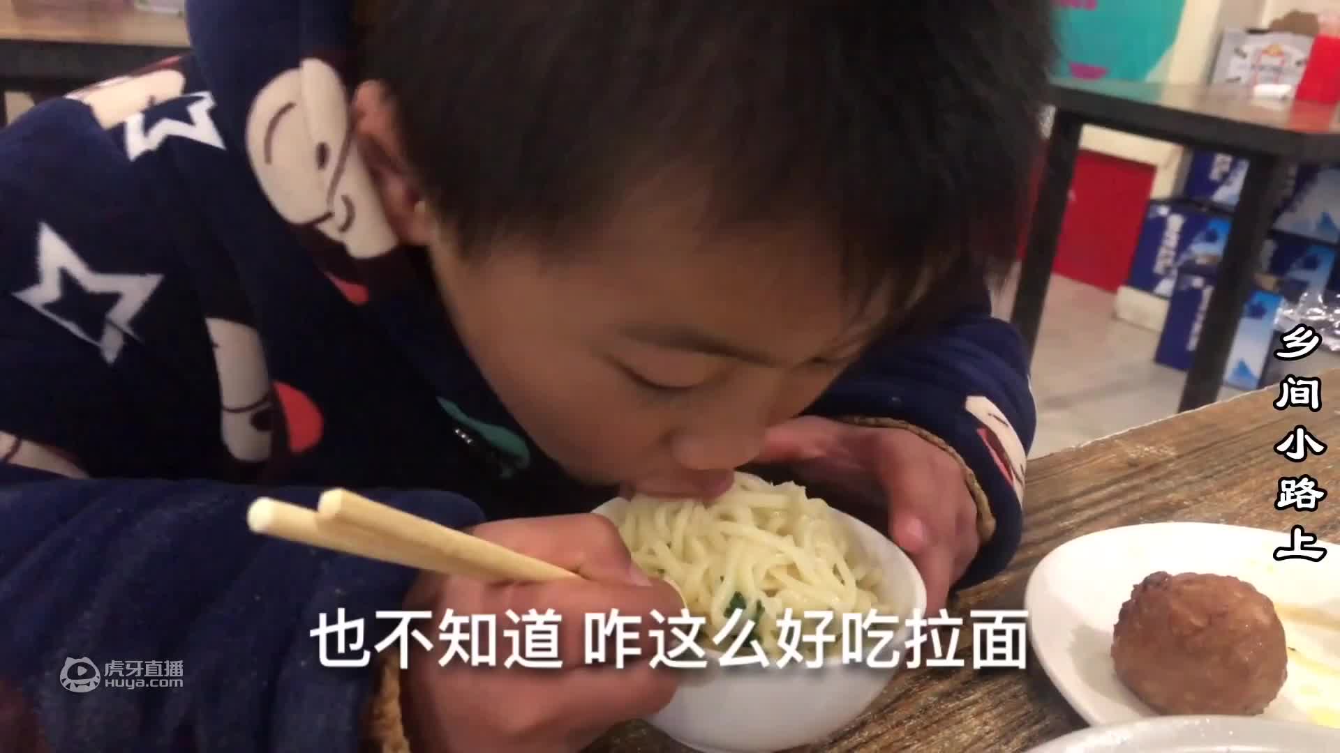 真是高手在民间，农村大哥用闲置东西做艘船，这样做他能成功吗？