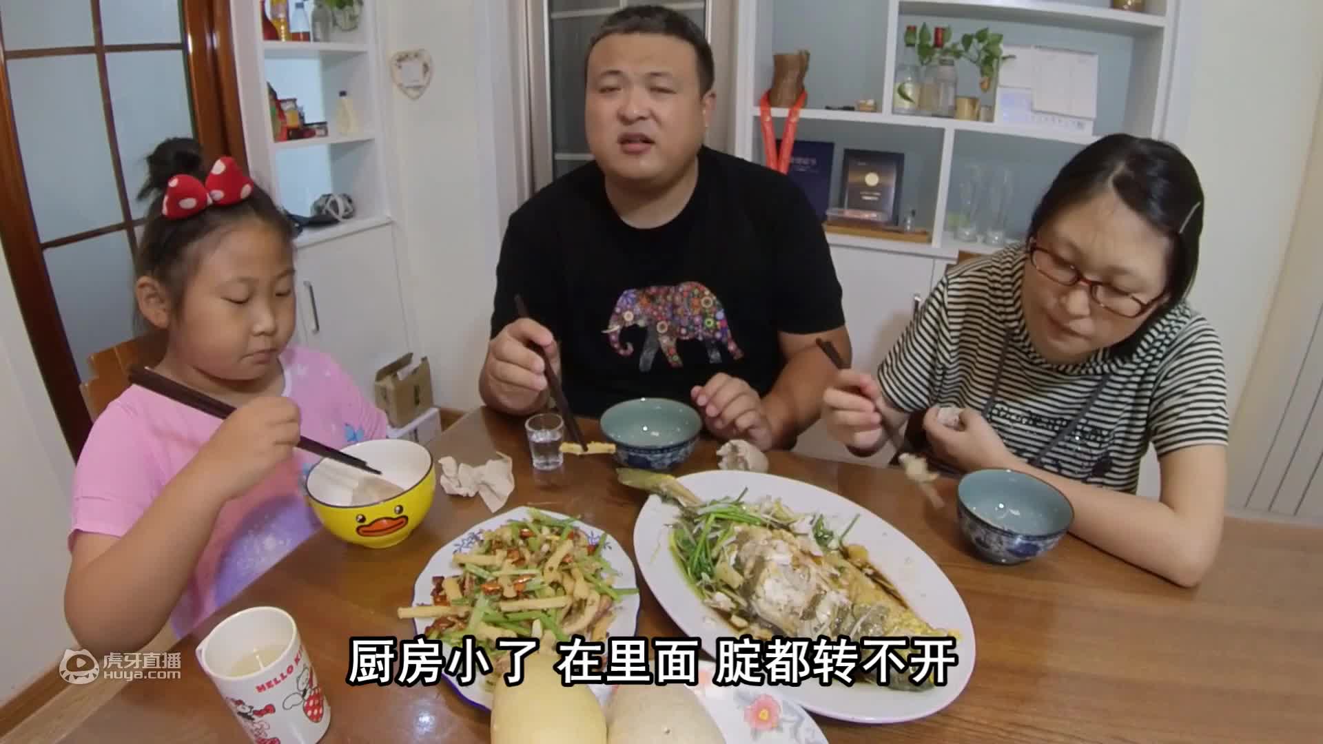 喷香哥坐飞机，七星级酒店吃煎饼卷火腿肠，吃榨菜喝啤酒，吃的香