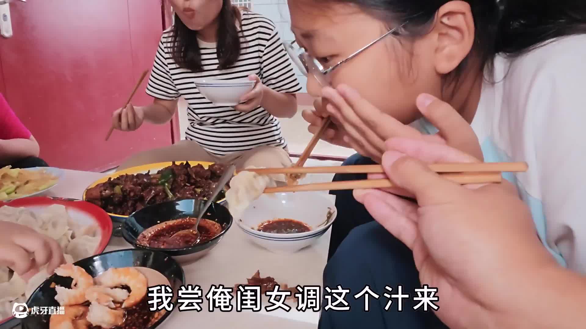 喷香哥坐飞机，七星级酒店吃煎饼卷火腿肠，吃榨菜喝啤酒，吃的香