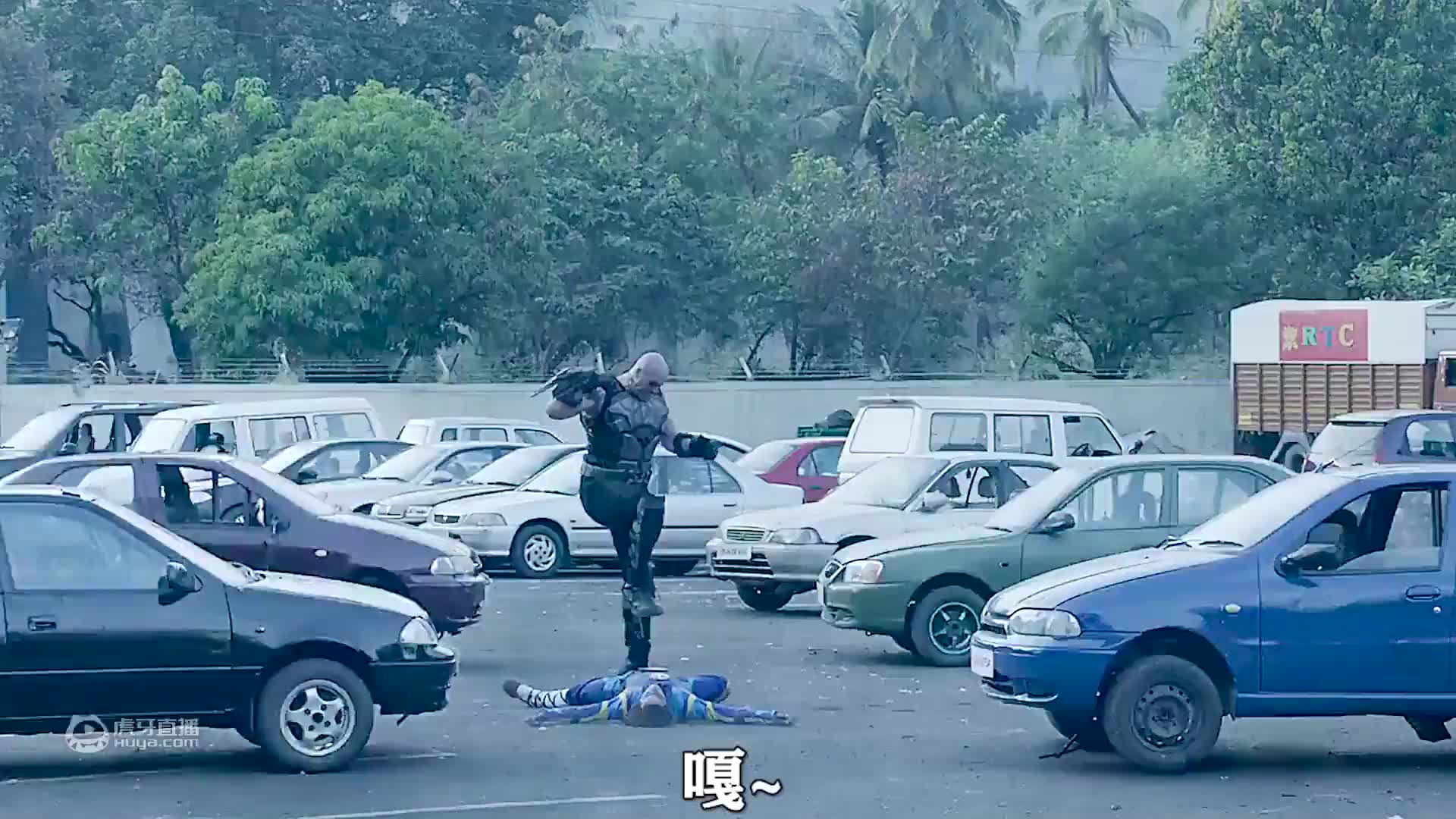 这个男人不仅会魔法，还是一个超级英雄！