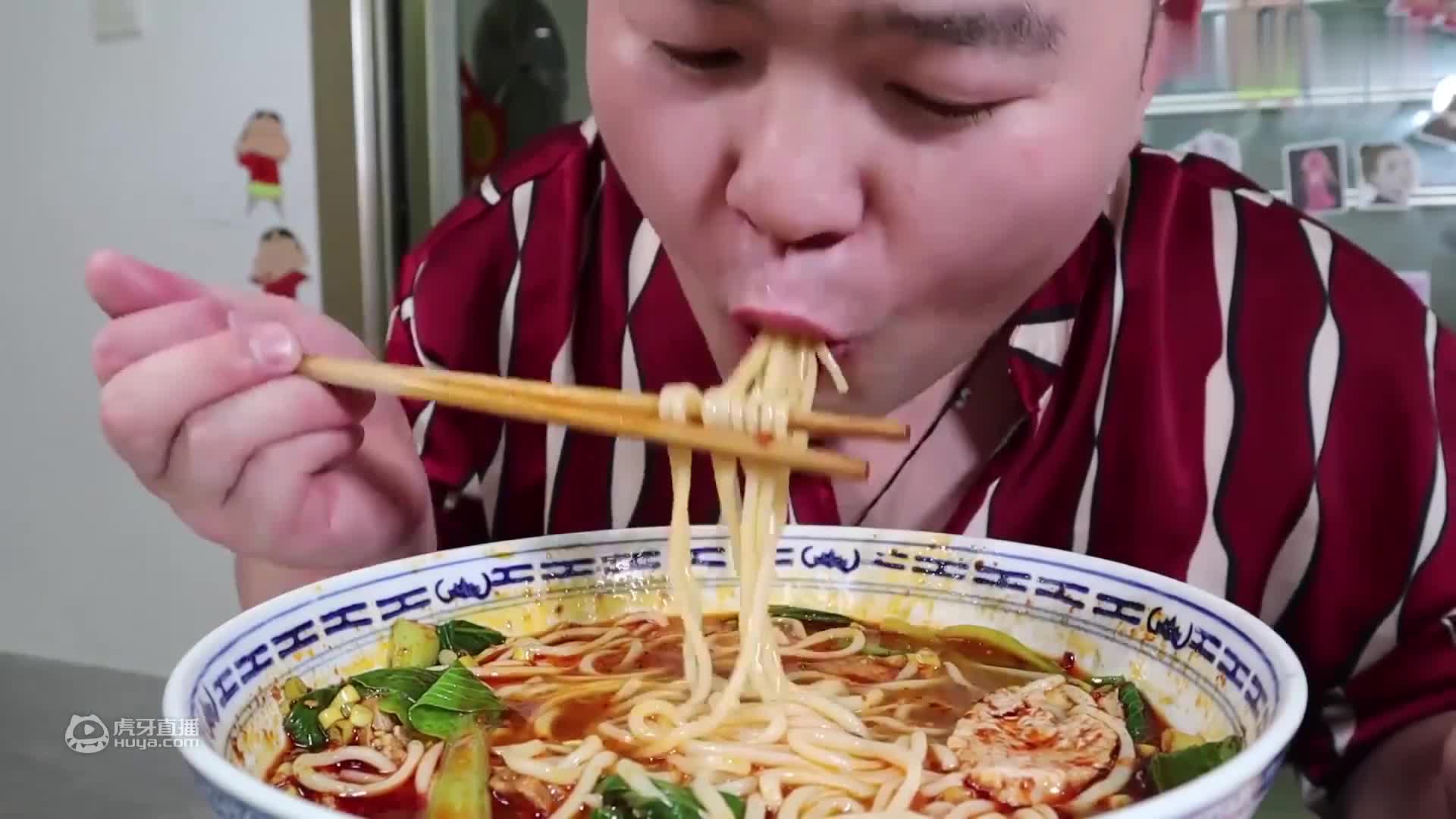 美食猫做大盘鸡，拌上手工宽面，大口吸面真幸福