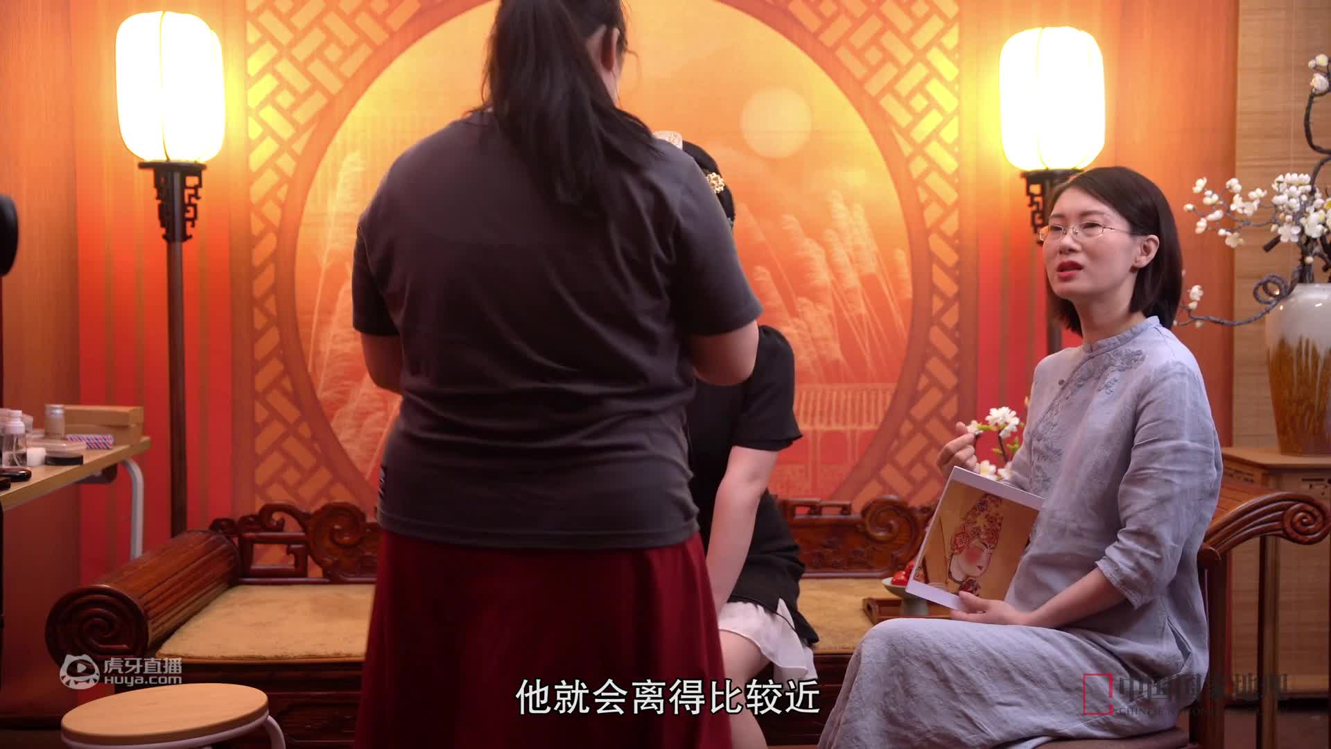 请把这款唐妆和宋妆焊在这位编导脸上，尤其是唐妆