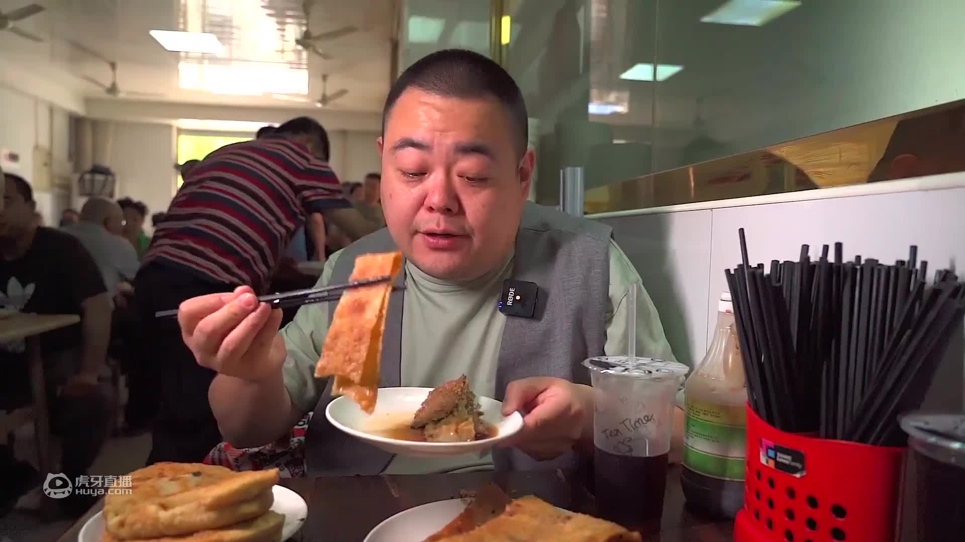 来天津必吃早餐，先吃开了30年的包子，再去吃开了20年的肉饼