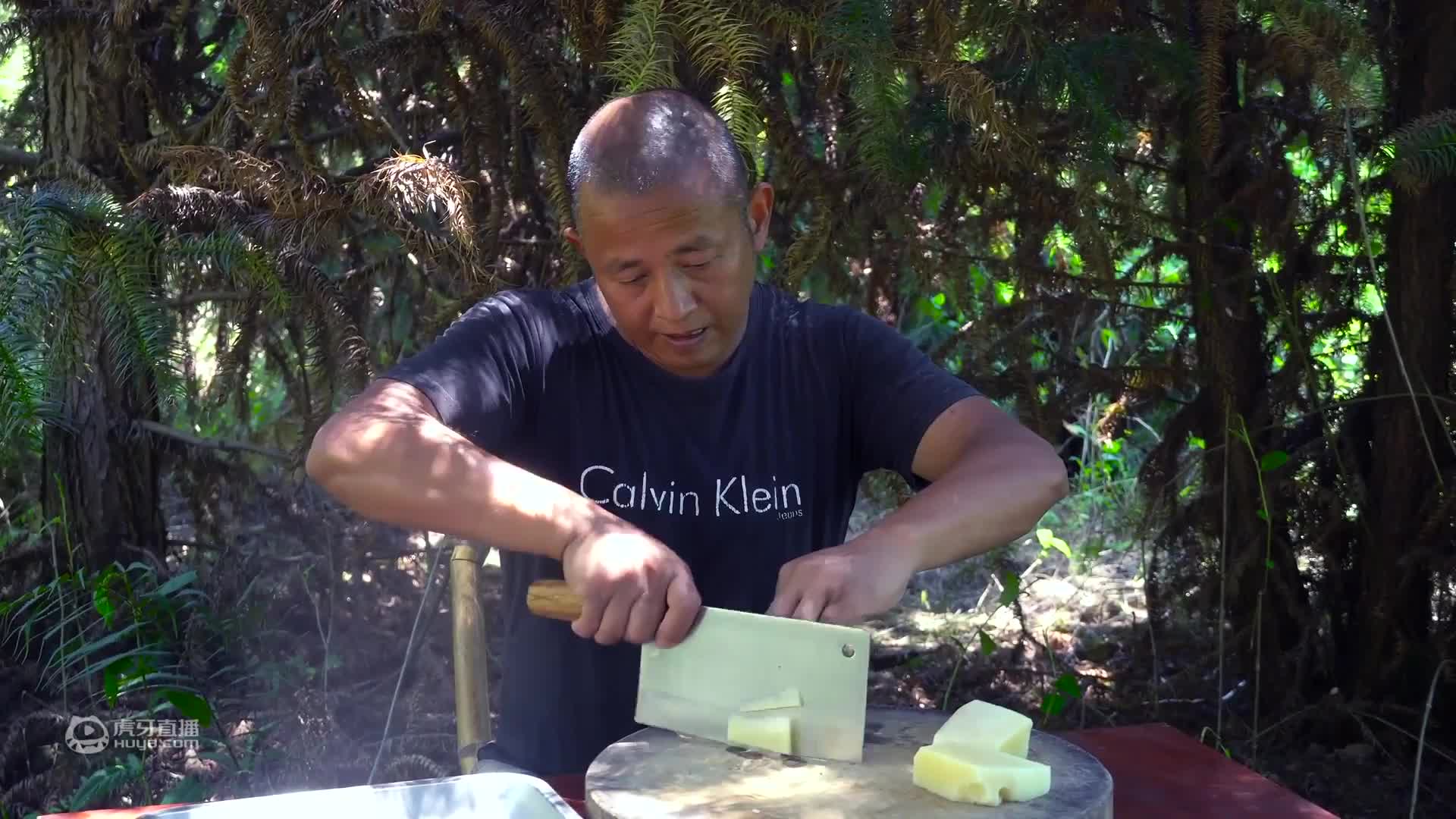 130买个猪头，做道“卤香猪头”，3兄弟直接上手，大口吃肉真爽