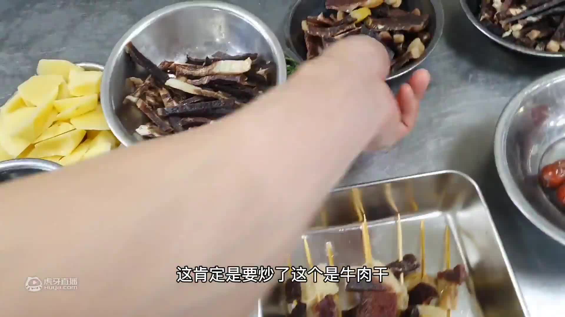 老板考验厨师技术让一种食材做五道菜，小伙说：10道都没问题