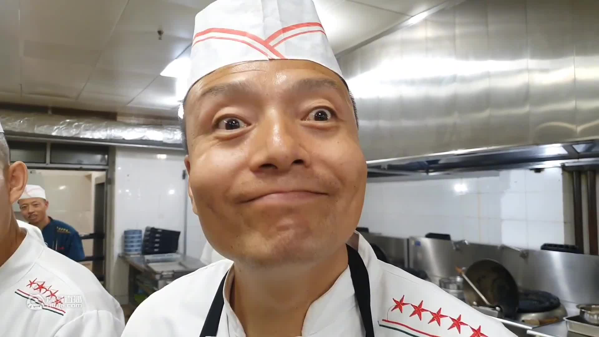 老板考验厨师技术让一种食材做五道菜，小伙说：10道都没问题