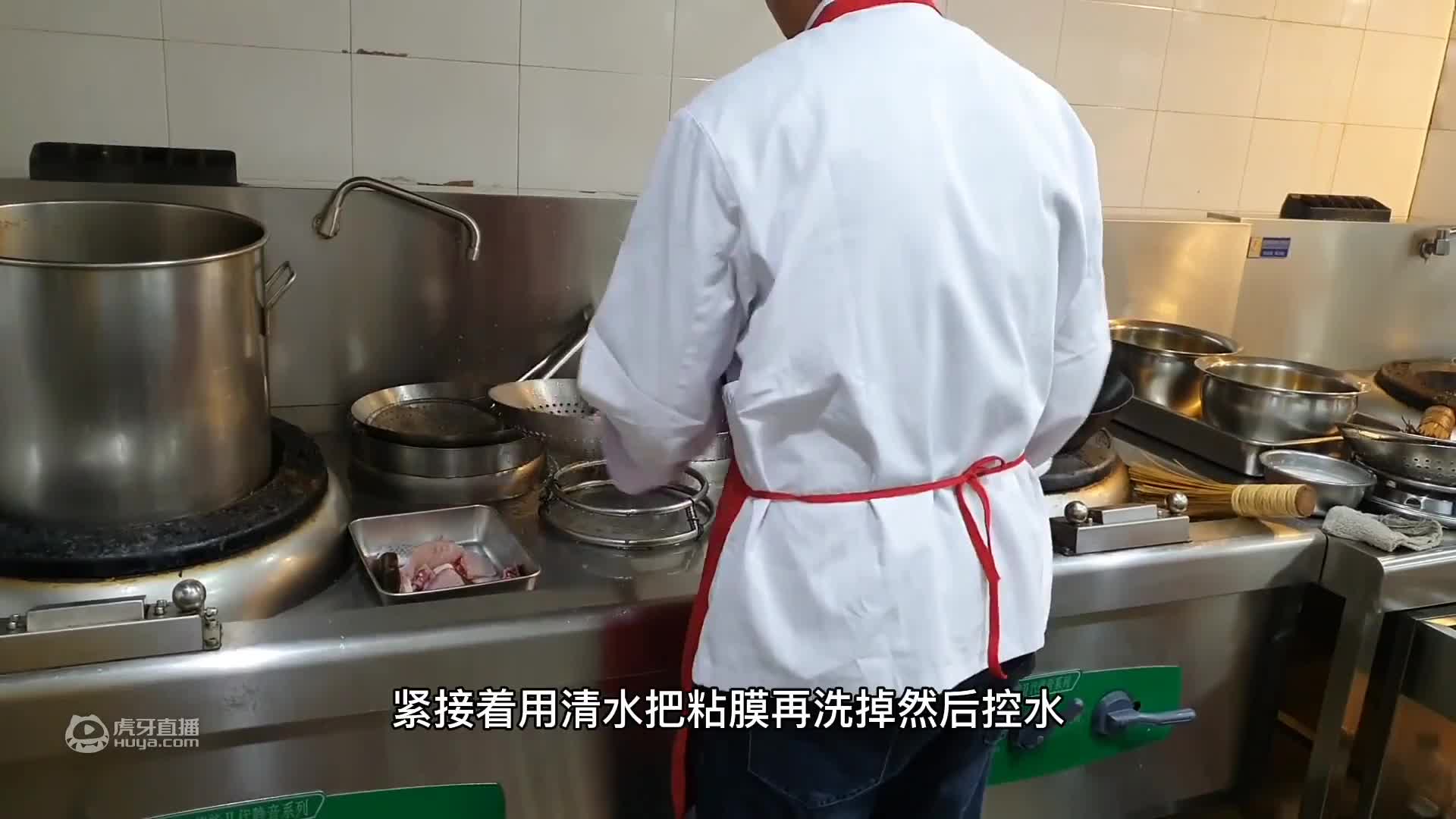 酒店新来一位师傅炒菜潇洒勺功了得，月薪想要20000，咱们看看他技术咋样